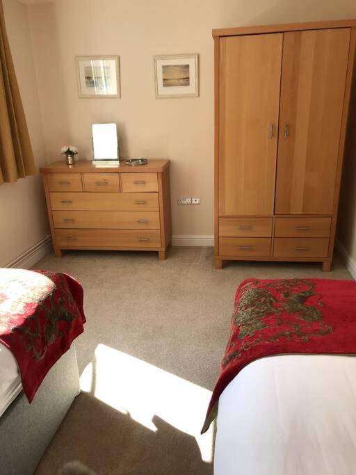 Lovely Two Bedroom Bungalow With Hot Tub Yeovil Exterior photo
