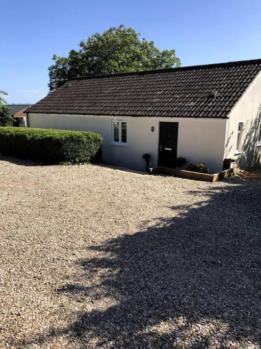 Lovely Two Bedroom Bungalow With Hot Tub Yeovil Exterior photo
