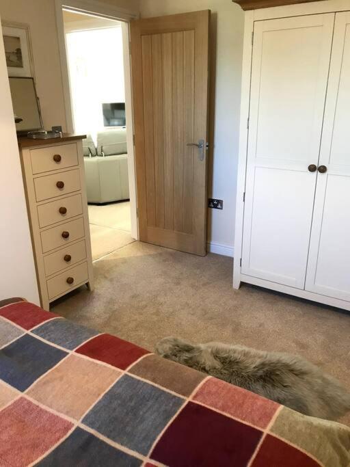 Lovely Two Bedroom Bungalow With Hot Tub Yeovil Exterior photo