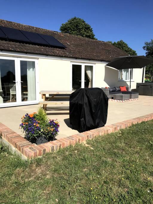 Lovely Two Bedroom Bungalow With Hot Tub Yeovil Exterior photo