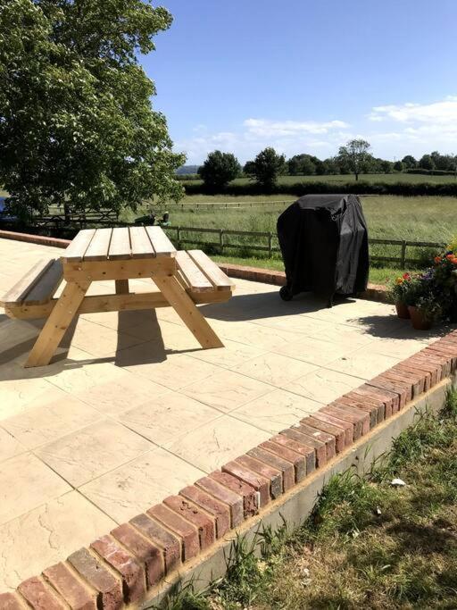 Lovely Two Bedroom Bungalow With Hot Tub Yeovil Exterior photo