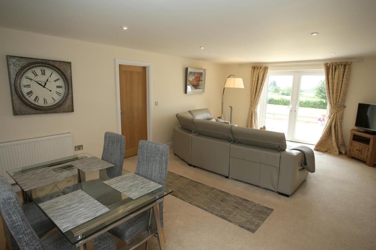 Lovely Two Bedroom Bungalow With Hot Tub Yeovil Exterior photo