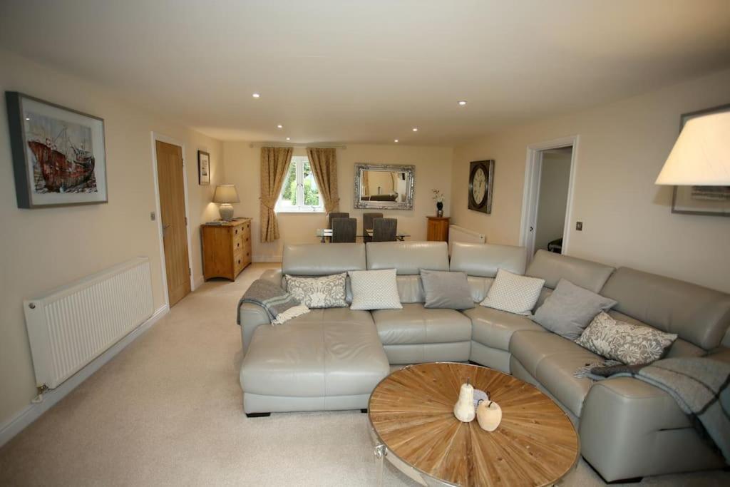 Lovely Two Bedroom Bungalow With Hot Tub Yeovil Exterior photo