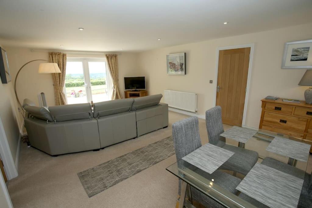 Lovely Two Bedroom Bungalow With Hot Tub Yeovil Exterior photo