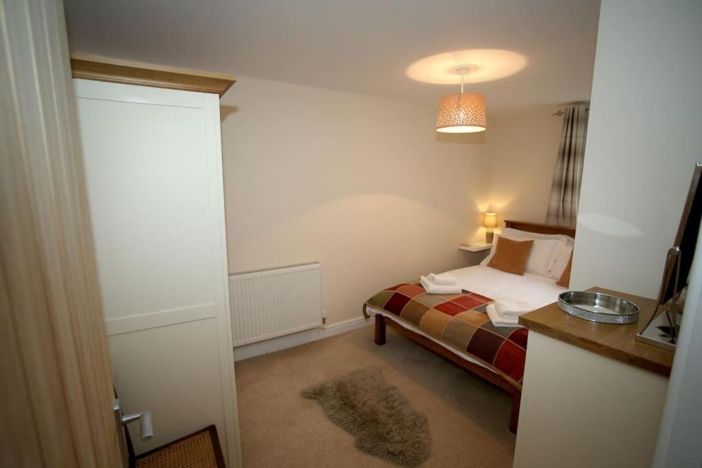 Lovely Two Bedroom Bungalow With Hot Tub Yeovil Exterior photo